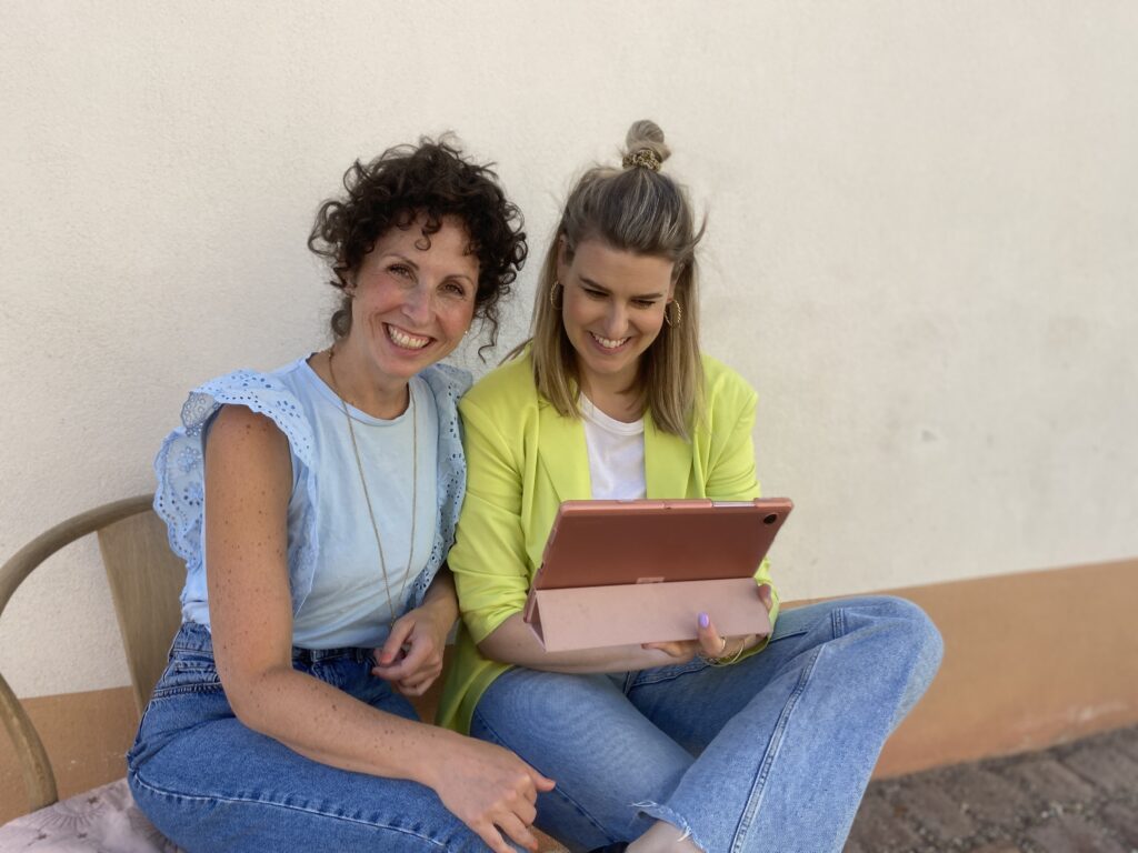 Business-Frauen am Tablet