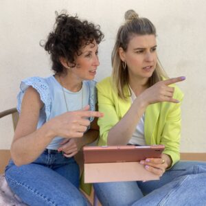 Business-Frauen am Tablet